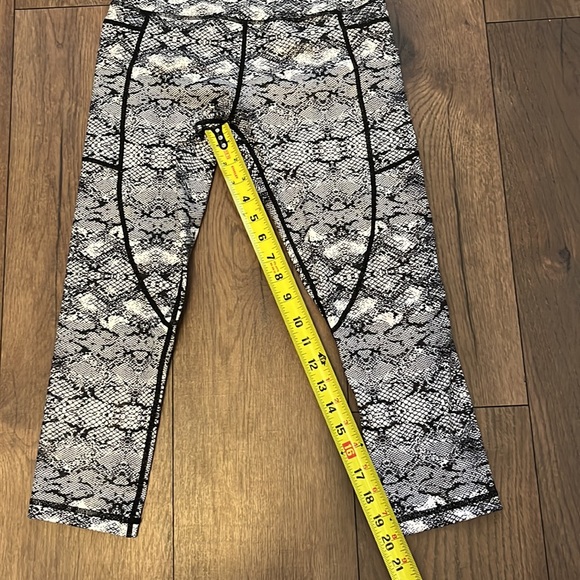 Zyia Active snakeskin Capri legging size 4/small - Picture 2 of 4